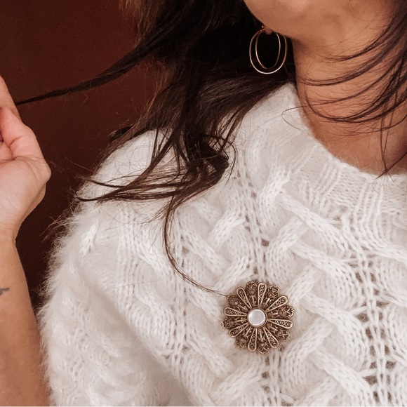 Vintage Antique Gold and Pearl Round Flower Crystal Petal Classic Brooch - Picture 2 of 7